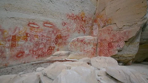 Indigenous engravings, Ochre stencils, many 1000's of years old,Carnarvon Gorge Video stock 140609224
