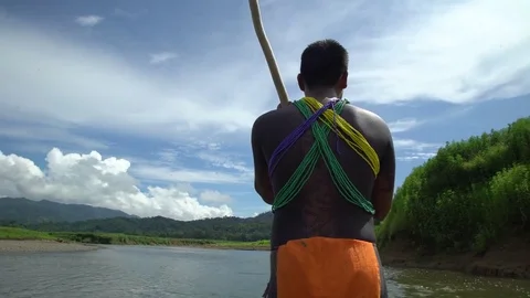 Indigenous man of the Embera's tribe standing on boat while going up the river Vidéo 77396687