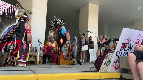 Indigenous People of Canada performs at anti racism protest Vidéo 134007396