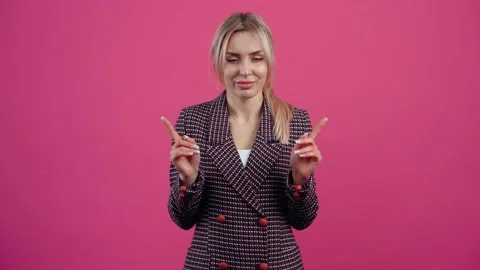 The indisposed broom, points her finger at him and denies the statement, upset Vídeo Stock 150259266