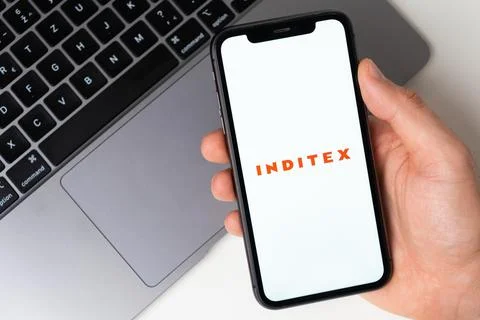 Inditex mobile application on the smartphone screen. Make purchases while Foto stock