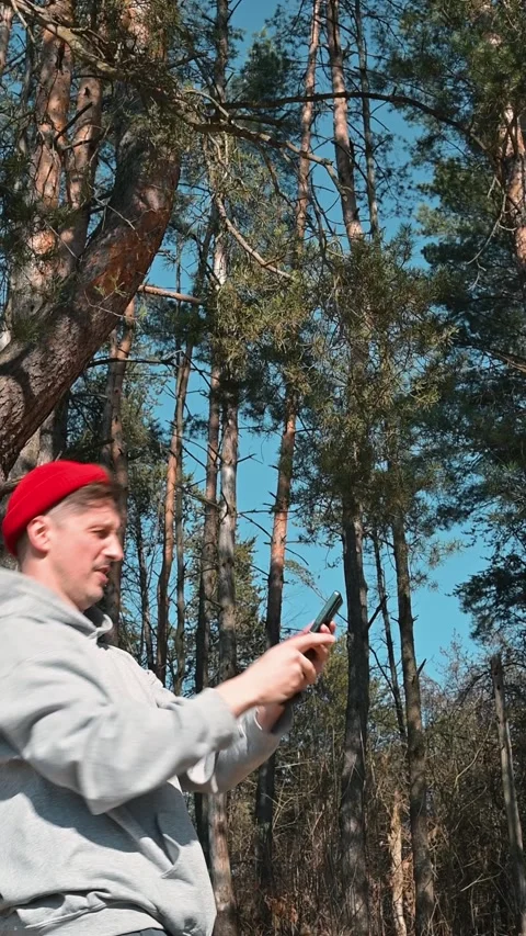 Individual engages in skill development outdoors among trees and under a clear 库存影片 337643028