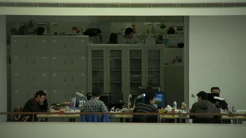 Individual office workers in large; modern building Vídeos de archivo 77335448