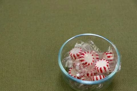 Individually Clear Plastic Wrapped Peppermint Candy Discs 库存照片