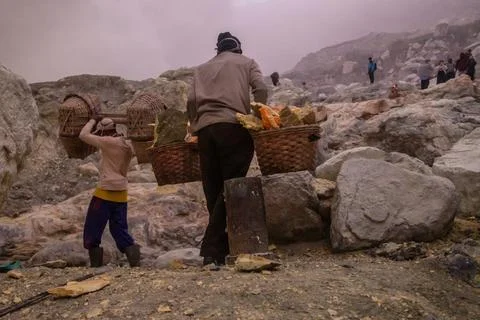 Indonesia Breathing the Same Air - On Dark Tourism and Humanity at Kawah Ijen Foto stock