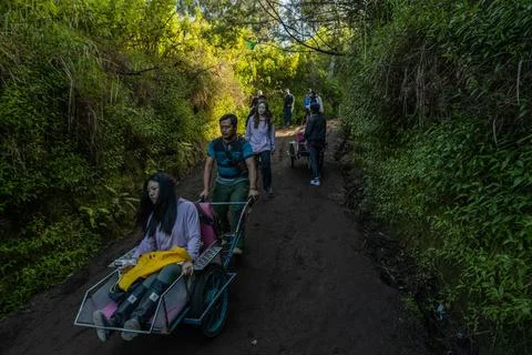 Indonesia Breathing the Same Air - On Dark Tourism and Humanity at Kawah Ijen Foto stock