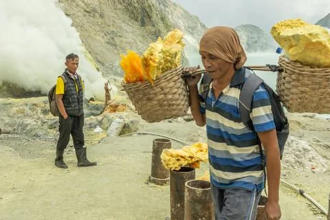 Indonesia Breathing the Same Air - On Dark Tourism and Humanity at Kawah Ijen Foto stock