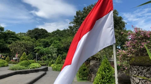 Indonesia flag flutters in the wind in a park in the center of Denpasar Vidéo 108200310