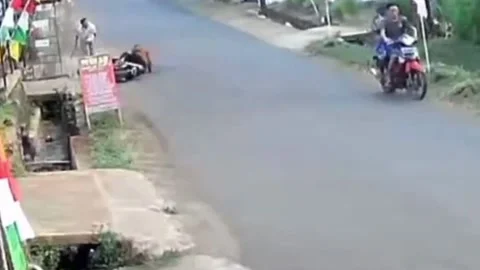 Indonesia: Jogger hit by motorcycle avoiding car in Central Java Stock-Footage 282827483