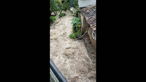 Indonesia: Massive flood in Sukabumi, Java, Indonesia Видео 294720264
