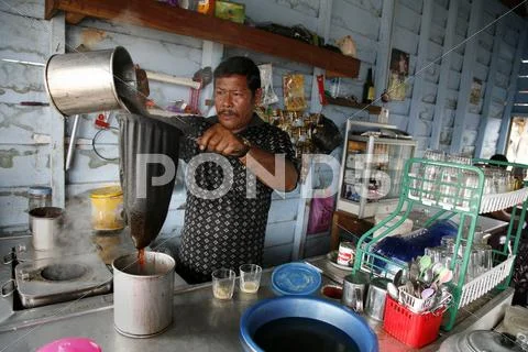 Indonesia tsunami survivor of kampong belakang Stock Photos