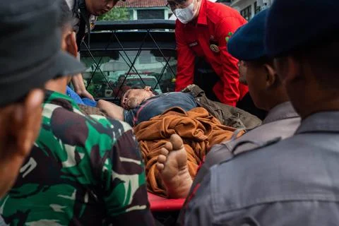 INDONESIA-WEST JAVA-CIANJUR-EARTHQUAKE-AFTERMATH A survivor is brought hom... Foto stock