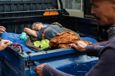 INDONESIA-WEST JAVA-CIANJUR-EARTHQUAKE-AFTERMATH A survivor is brought hom... Foto stock