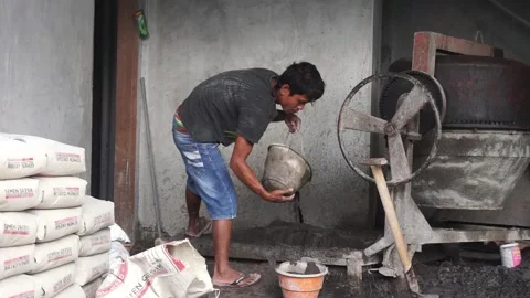 Indonesian construction workers are making cement. Vidéo 245402585