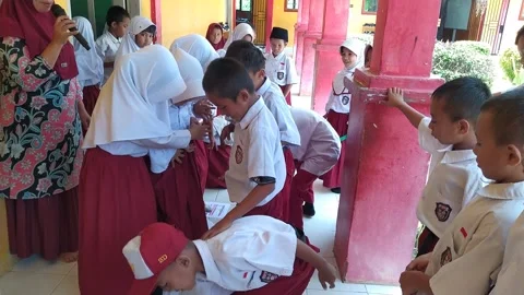 Indonesian elementary school students play while learning Stock Footage 288939140