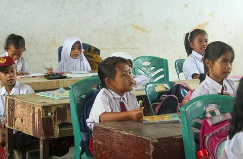 Indonesian elementary school students study in class. Foto stock