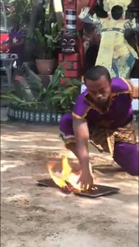 This Indonesian man EATS FIRE Vidéo 272972838