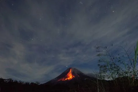  INDONESIAN MERAPI VOLCANO ERUPTS Mount Merapi volcano spews lava from its... Stock-Fotos
