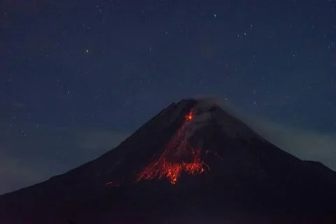  INDONESIAN MERAPI VOLCANO ERUPTS Mount Merapi volcano spews lava from its... Stock-Fotos