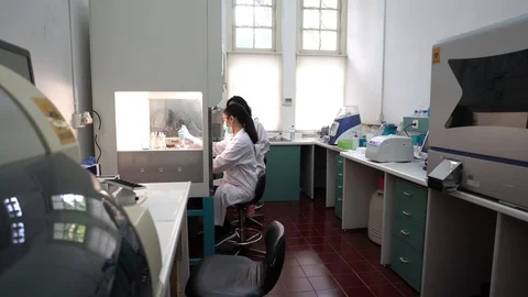 Indonesian Microbiologist 14 Vídeos de archivo 128696250