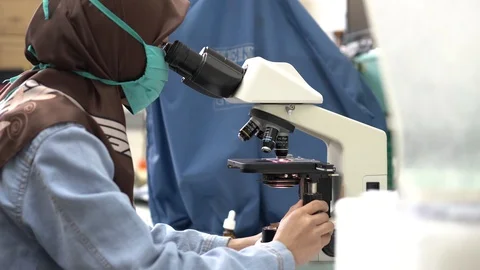 Indonesian Microbiologist 3 Vídeos de archivo 128694961