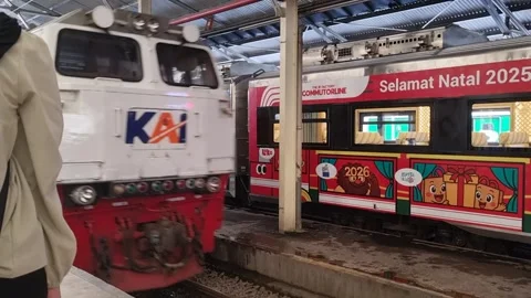 Indonesian passenger train arriving Video stock 337402912