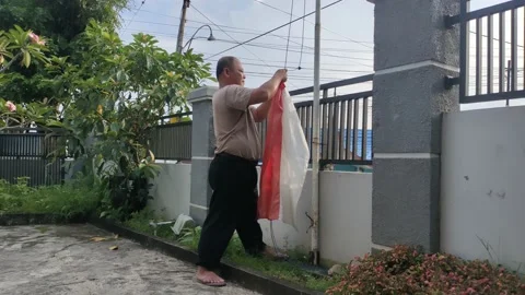 Indonesian people are pulling the flag rope. Stock Footage 149822954