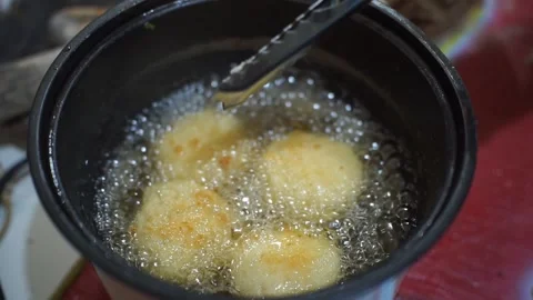 Indonesian snack combro being deep-fried in an electric fryer and crispy. Video stock 320888134