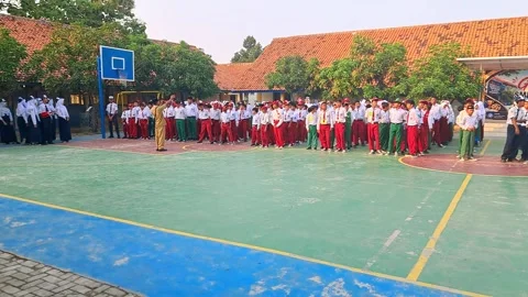 Indonesian students assembly before school flag ceremony and MPLS Vidéo 339682458
