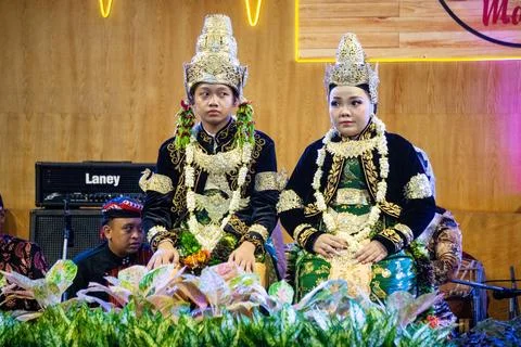 Indonesian with a traditional wedding dress from Java Foto stock