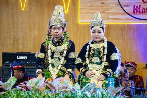 Indonesian with a traditional wedding dress from Java Foto stock