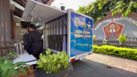 Indonesia's free meals program continues despite food poisoning cases (C), INDON Vidéo 317804368