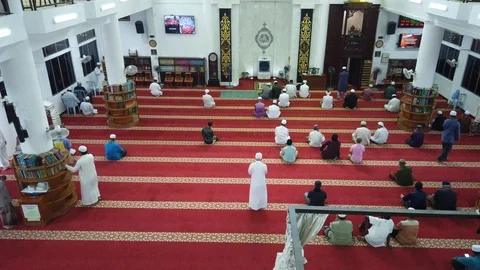 Indoor top view of a local mosque in Kuala Lumpur after Friday prayer. Stock Footage 105535283
