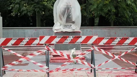 Indro Montanelli statue smeared Stock Footage 132675827