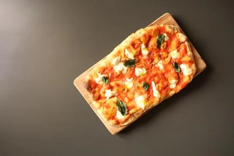 Indulge in a Delicious Rectangular Pizza topped with Fresh Ingredients and Fotos de archivo