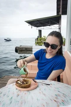 Indulging in an Affogato During a Relaxing Oceanfront Vacation Foto stock