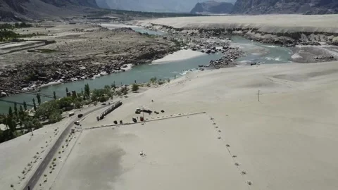 Indus River flows between the Karakoram and Himalayas at Skardu, Pakistan 動画素材 342022512