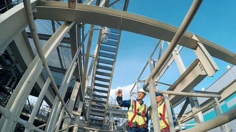 Indusrial workers discussion and pointing for inspection Видео 71960687