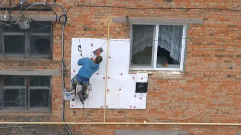 Industrial alpinism. The work on the outer Insulate of an apartment house Stock Footage 81525544