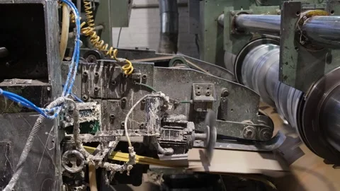Industrial automated machine cutting corrugated cardboard sheets in factory.. Vídeos de archivo 337669952