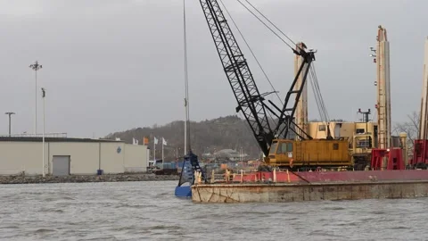 Industrial Barge Doing Maintenance Dredging in Gota Alv, Hisingen, Gothenburg 스톡 동영상 172966783