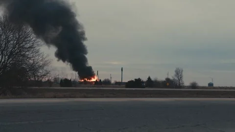 Industrial building fire producing thick black smoke Vidéo 346007937