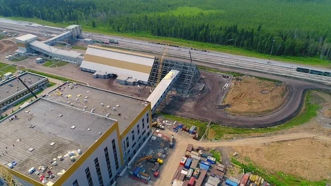 Industrial building under construction on the background of the forest. Vídeo Stock 103491793