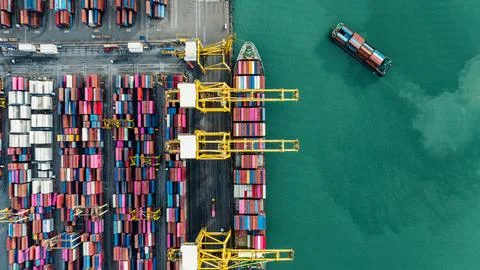 Industrial Cargo Ship Unloading Containers At Maritime Logistics Terminal H.. 库存照片