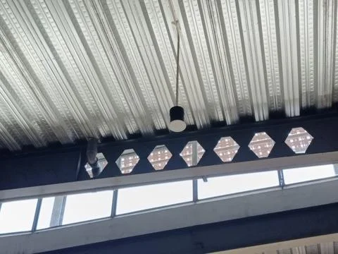 Industrial Ceiling With Brick Patterns and Modern Lighting Foto stock