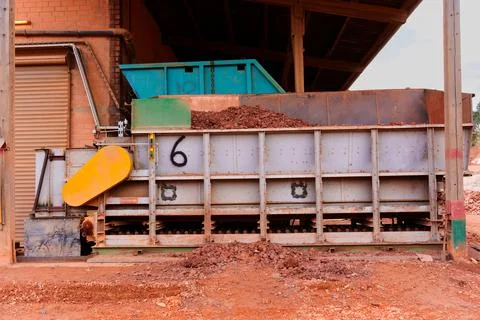Industrial Clay Processing Equipment and Large Metal Loader in Hainstadt Foto stock