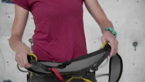 The industrial climber fastens unloading before working at height. 库存影片 135973146