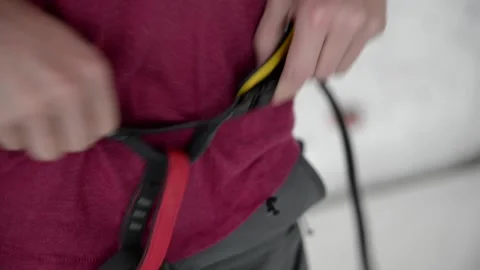 The industrial climber fastens unloading before working at height. 库存影片 135973190
