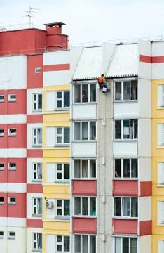 Industrial climber performs sealing of interpanel junctions of building Stock-Fotos