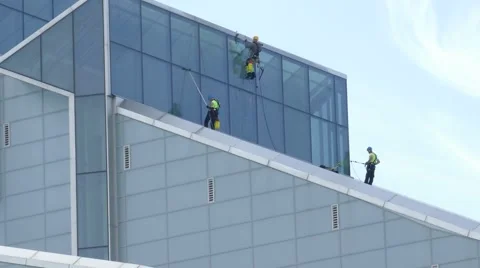 Industrial Climbers - Window washers clean facade of New Building Vídeo Stock 67565770